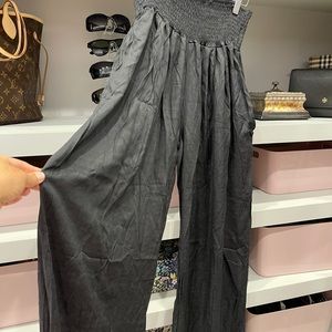 Black wide leg pant. Gathered waist.  Size xxl
